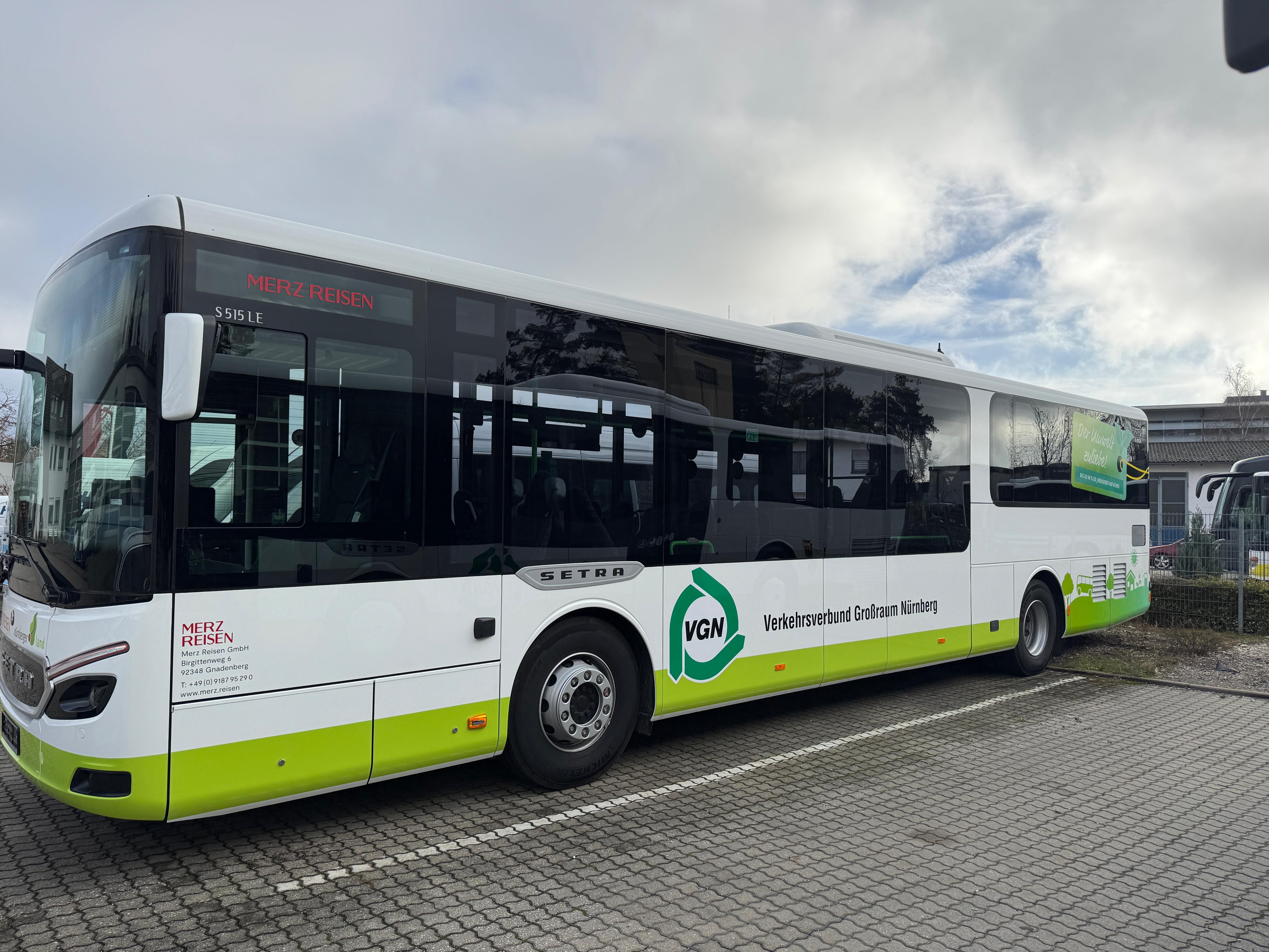 Linienbus von Merz Reisen mit grün-weißer VGN-Gestaltung