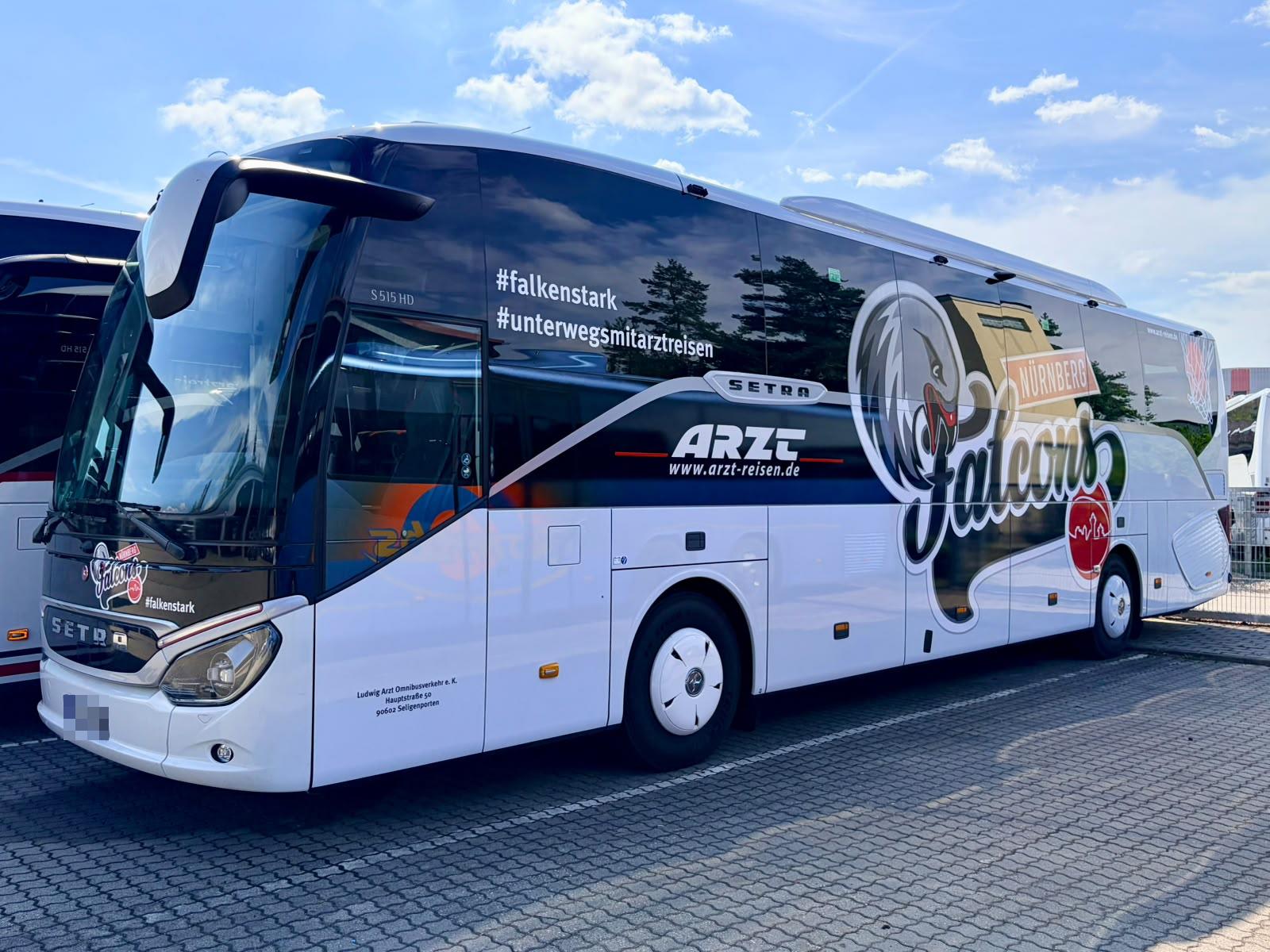 Reisebus mit großformatiger Nürnberg-Falcons-Folierung in der Gesamtansicht