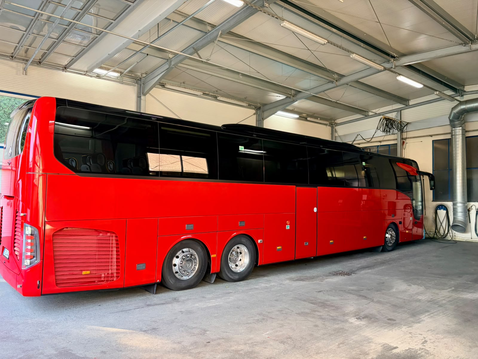 Reisebus vor der mehrfarbigen Folierung