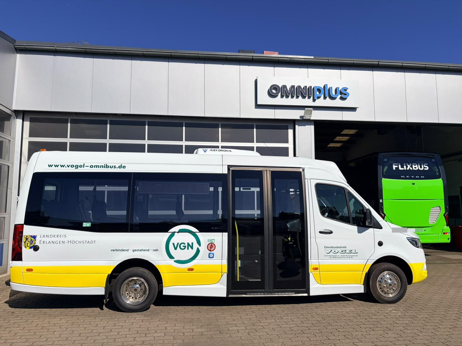 Weiß-gelber Vogel-Kleinbus mit VGN-Logo und Beschriftung für den Landkreis Erlangen-Höchstadt