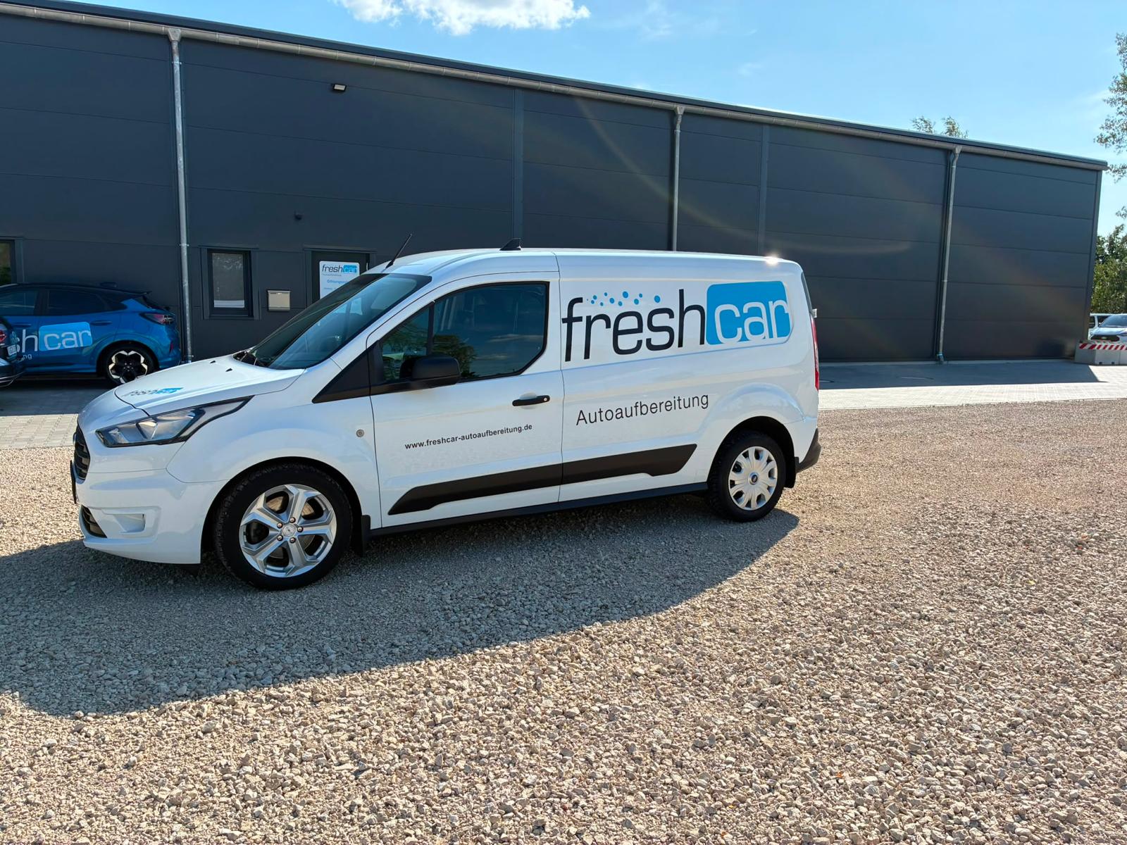 Weißer Freshcar-Transporter mit fertiger seitlicher Werbebeschriftung