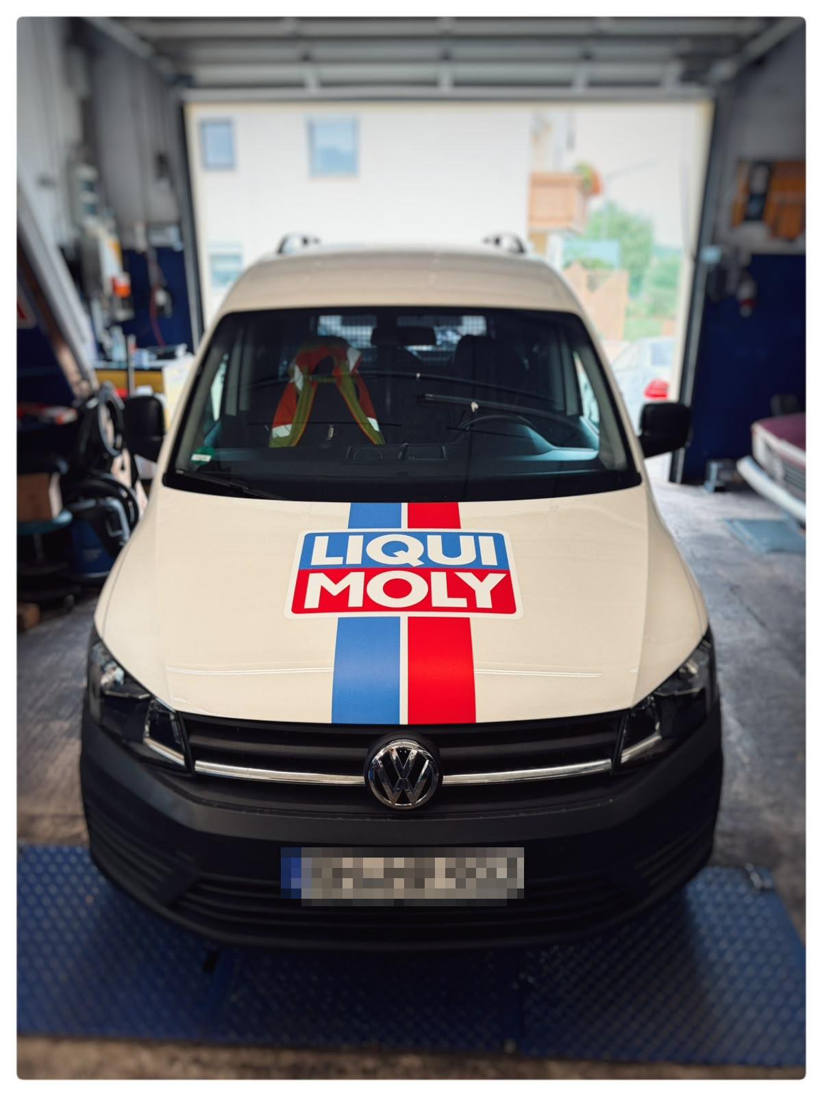 Weißer Transporter mit sichtbarer Liqui-Moly-Beschriftung